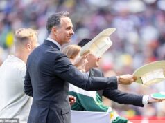 Lendas do críquete prestam homenagem ao ícone australiano Shane Warne da maneira perfeita durante a partida de teste do Boxing Day