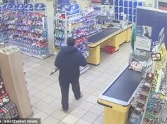 Momento surpreendente: atirador com rifle de assalto AK-47 abre fogo no meio de um supermercado na Ucrânia