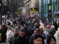 E você pensou que as vendas do Boxing Day não importavam mais! Milhares de pessoas fazem fila em lojas de grife e chegam às ruas principais do país, apesar da bola de demolição econômica de £ 1 bilhão de Rachel Reeves