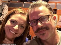 A estrela do Major EastEnders parece irreconhecível 14 anos depois de deixar o sabonete enquanto usa bigode e óculos