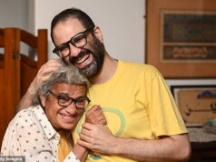 Dissidente britânico-egípcio que passou seis anos na prisão se reencontra com a família no Reino Unido após perdão presidencial