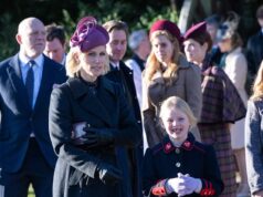 As rainhas da economia! A realeza liderando o caminho com roupas entregues para mim para o serviço religioso de Natal