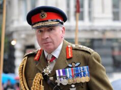 O ex-chefe do Exército diz que Starmer deveria gastar mais em defesa, já que apóia o plano de ano sabático pago pelo Ministério da Defesa: ‘Não faz sentido ter um grande orçamento de bem-estar se somos governados pela Rússia’