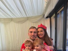 Dani Dyer compartilha lindas fotos de família enquanto Tom Daley flexiona seus músculos em um colete verde de tricô para árvore de Natal enquanto as estrelas continuam a compartilhar celebrações festivas