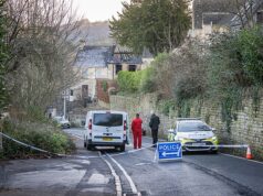 Detetives investigam se o incendiário provocou incêndio em uma casa que supostamente matou três pessoas, enquanto alguém que escapou do incêndio do Boxing Day é tratado no hospital