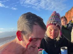 Sobrevivente da natação no dia de Natal diz que ‘foi um erro entrar’ depois de ser resgatado das ‘piores condições de todos os tempos’ em evento festivo que supostamente matou duas pessoas