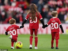 Cenas emocionantes em Anfield, com os filhos de Diogo Jota liderando os times como mascotes do jogo entre os dois ex-times do ex-atacante do Liverpool