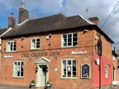 Homem, 66 anos, morre quatro dias ‘depois de levar um soco do lado de fora de um pub de uma vila’ – enquanto a polícia detém um homem de 36 anos sob suspeita de assassinato