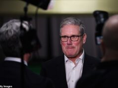 Keir Starmer saiu com o rosto vermelho quando o PM disse que não tinha conhecimento das postagens ‘abomináveis’ de extremistas egípcios que rotularam os britânicos de ‘macacos’ e pediram a ‘morte dos sionistas’ depois de recebê-lo de volta