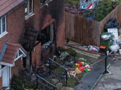 Uma criança morreu depois que um incêndio em uma casa de férias de Natal feriu cinco: a investigação sobre o que causou o incêndio continua