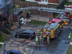 Uma criança morreu e outra está no hospital após incêndio em casa