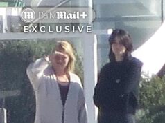 Por dentro do aniversário sombrio da filha de coração partido de Rob Reiner, Romy: retratada pela primeira vez desde o assassinato de seus pais… ela busca consolo na praia com o namorado e a família ao seu lado