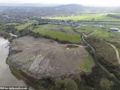 Esta é a maior dica de voo da Grã-Bretanha? O enorme depósito de lixo ilegal que lança fumaça tóxica de plástico em um parque de aventura familiar há SETE anos