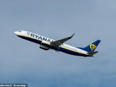 Avião da Ryanair forçado a virar no meio do voo após emergência – passageiros revelam que era como ‘algo saído de um filme de terror’