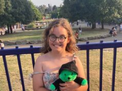 Uma criança morreu depois que um incêndio em uma casa de férias de Natal feriu cinco: a investigação sobre o que causou o incêndio continua