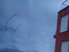 Momento terrível: tromba d’água atravessa porto em resort de férias espanhol, enquanto enchentes deixam pelo menos um morto e outros feridos