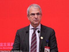 Novos detalhes de como o caso do CEO casado e louco por sexo com uma subordinada muito mais jovem causou o caos na icônica fabricante de chocolates e destruiu a carreira do executivo americano