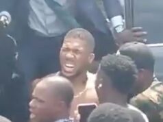 Momento dramático Anthony Joshua faz uma careta de dor ao ser libertado dos destroços do acidente de carro que matou duas pessoas