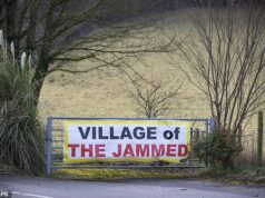 ‘Village of the Jammed’ enfrenta ‘novo inferno’ de mais 12 meses de obras rodoviárias para reparar estradas danificadas, atribuídas à controversa decisão de direcionar veículos pesados ao longo de suas estradas estreitas