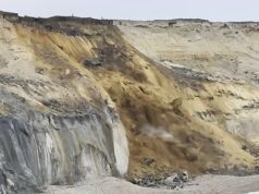 Momento em que um enorme penhasco desaba, fazendo com que milhares de toneladas de rochas caiam a 40 metros de altura na praia inglesa