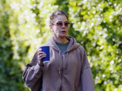 Teri Hatcher, de Desperate Housewives, parece muito distante do glamour em moletons largos enquanto caminha com a filha