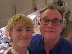 O improvável novo companheiro do Doutor: o showrunner de How Who, Russell T Davies, 62, sugeriu um novo romance ao apresentar o namorado Oliver Cole, 27, à icônica TARDIS enquanto ele encontra o amor novamente após a trágica morte de seu marido Andrew Smith