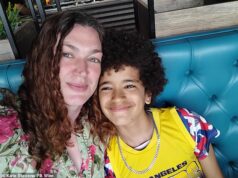 Crianças choram no evento Jurassic World enquanto são rejeitadas na porta depois que Wowcher vende ingressos baratos demais