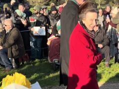 A resposta espirituosa da princesa Anne ao ser presenteada com flores em Sandringham – enquanto os fãs enlouquecem com sua natureza ‘humilde’