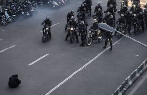 Momento da Praça Tiananmen no Irã? Surge a imagem de um manifestante solitário, ecoando o famoso ‘Homem do Tanque’ da China, enquanto Teerã é abalada por protestos