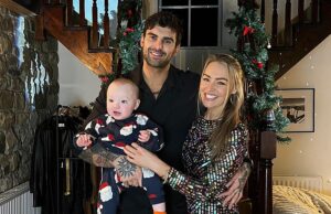 Laura Woods parece saudável e feliz ao comemorar o Natal com o noivo Adam Collard e seu filho Leo, de 11 meses, depois de despertar preocupação quando ela desmaiou ao vivo no ar