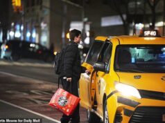 Jack Schlossberg, de coração partido, visto do lado de fora da casa de sua irmã Tatiana, poucas horas após sua trágica morte