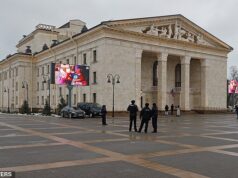 Putin é acusado de ‘dançar sobre ossos’ depois de reconstruir o teatro Mariupol, onde crianças estavam entre as centenas de mortas quando as forças do Kremlin o explodiram enquanto famílias ali se abrigavam