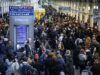Passageiros do Eurostar presos nos trens durante a noite enquanto o caos da falta de energia continua na véspera de Ano Novo, com mais serviços cancelados e longos atrasos esperados