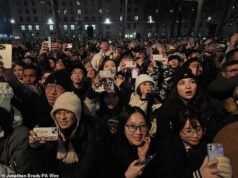 Os foliões se preparam para os frios fogos de artifício da véspera de Ano Novo enquanto o congelamento do Ártico se aproxima da Grã-Bretanha – com avisos de neve definidos para entrar em vigor
