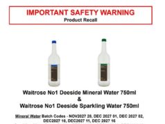 Aviso de ‘perigo para beber’ emitido enquanto Waitrose faz recall urgente de água engarrafada que pode conter cacos de vidro