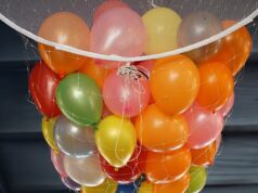 As tradições mais estranhas da véspera de Ano Novo em todo o mundo – incluindo acender velas de nozes e fazer limões em forma de porco