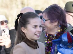 Momento de orgulho do pai! O príncipe William sorri ao ver a filha Charlotte cumprimentar os simpatizantes reais