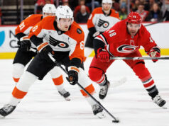 Svechnikov marca nos pênaltis na vitória do Hurricanes sobre os Flyers por 3 a 2 pela quarta vitória consecutiva