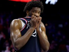 76ers recebem de volta Joel Embiid, perdem jogo caótico para Hawks em 2OT