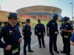 Donald Trump assina projeto de lei para ajudar estádios a combater drones