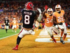 Pitts na companhia de Sharpe com rara noite de 3-TD na vitória dos Falcons