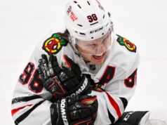 Bedard, dos Blackhawks, machucou-se no confronto de último segundo, no sábado
