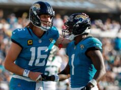 Trevor Lawrence ‘em chamas’, responde por 6 TDs na goleada dos Jaguars