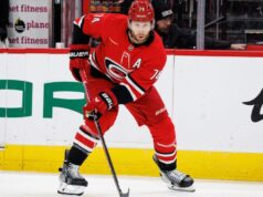 Jaccob Slavin retorna na vitória do Hurricanes e de olho nas Olimpíadas