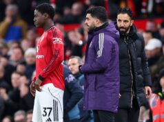 Irmão de Mainoo veste camisa ‘Free Kobbie’ em Old Trafford