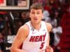 Nikola Jovic, do Heat, sai do jogo contra o Raptors devido a uma lesão no cotovelo