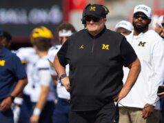 O técnico interino, Biff Poggi, diz que os jogadores do Michigan se sentem ‘traídos’