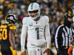 Mike McDaniel, dos Dolphins, contempla mudança de QB