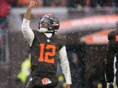 GM dos Browns: QB inicial em disputa, inclui Sanders, Watson
