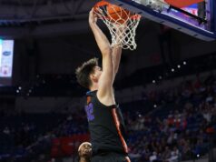 Florida C Olivier Rioux, de 7 pés-9, enterra para o primeiro field goal